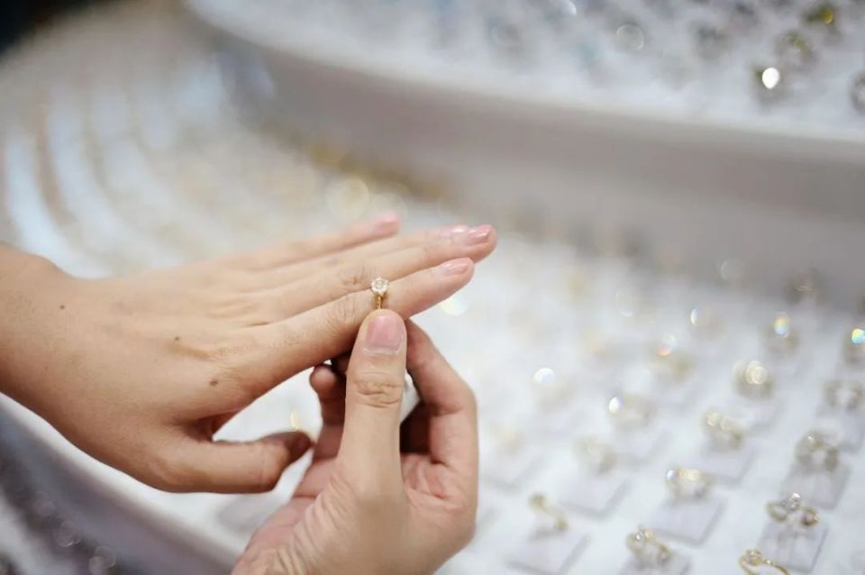 钻石价格暴跌,那些花十几万买结婚钻戒的人,后悔了吗