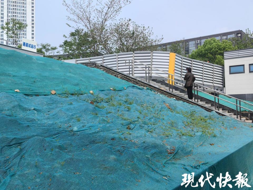 南京新庄地下人行通道被指设计不合理建设单位称目前不具备调整条件