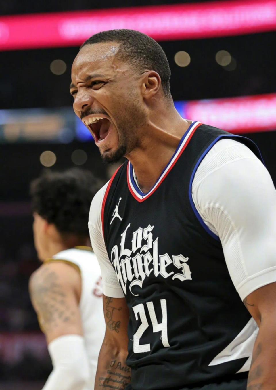 过去几个赛季,当快船的进攻陷入停滞的时候,泰伦卢总是会把鲍威尔换