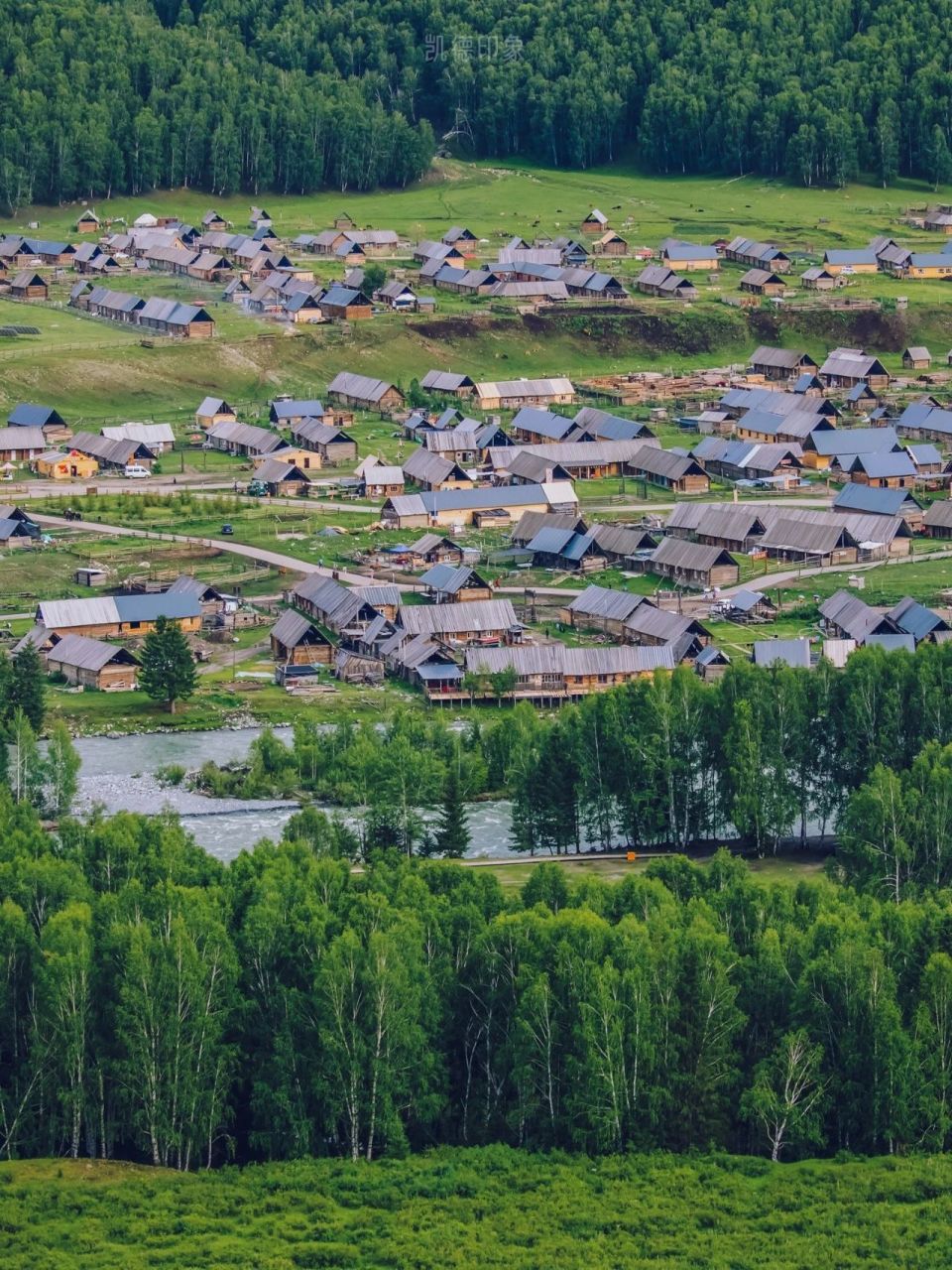 回到2019年的夏天,新疆阿勒泰的禾木村,是真的地广人稀景美