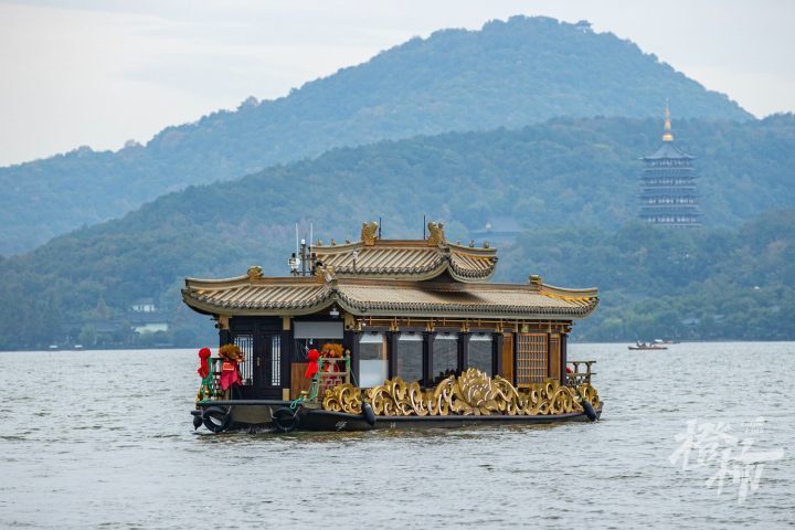 西湖游船再升级!五艘新型智慧画舫全新亮相_腾讯新闻