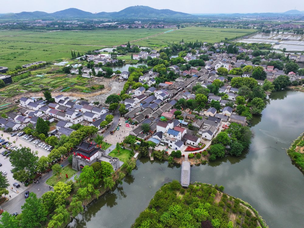 站在古村入口的"南陵关"门楼下,高淳区漆桥街道工作人员孔越辉的讲述