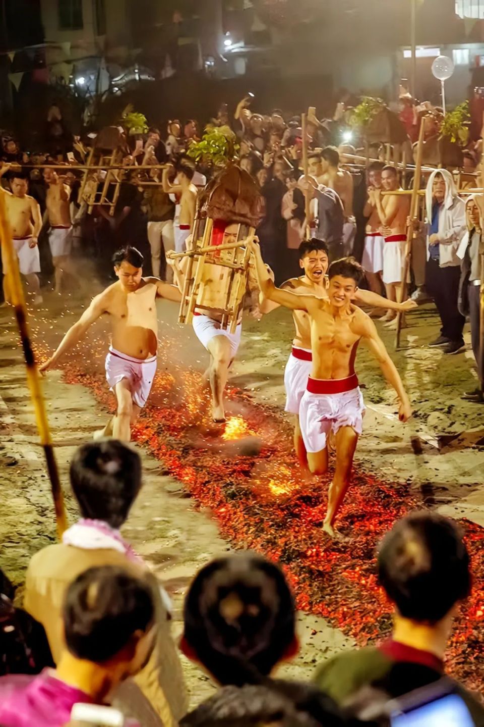 正月廿三,莆田白塘镇镇江村赤脚跑炭火闹元宵