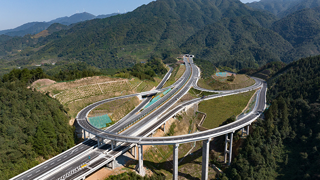 上午10時許,芷江至銅仁(湘黔界)高速公路(簡稱芷銅高速)正式通車運行