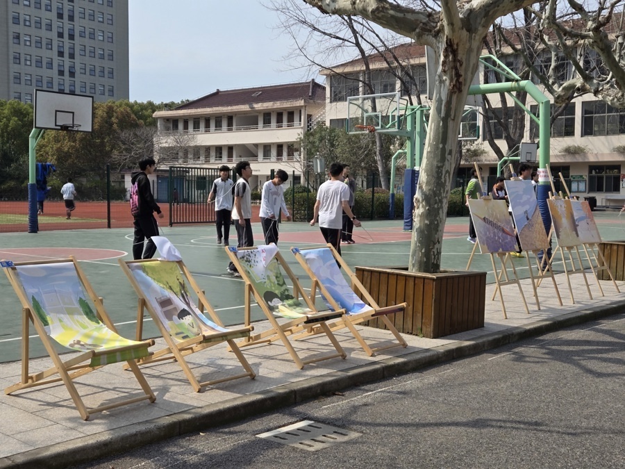 流动展览——"奇迹艺术家",眼下正在肖塘中学流动展出李蒙告诉记者