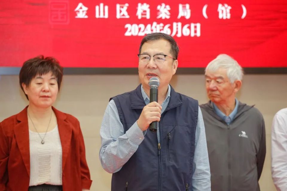 侯晓峰表示:"两个月多前在老宅橱柜内发现了这套医书,与家人商议后