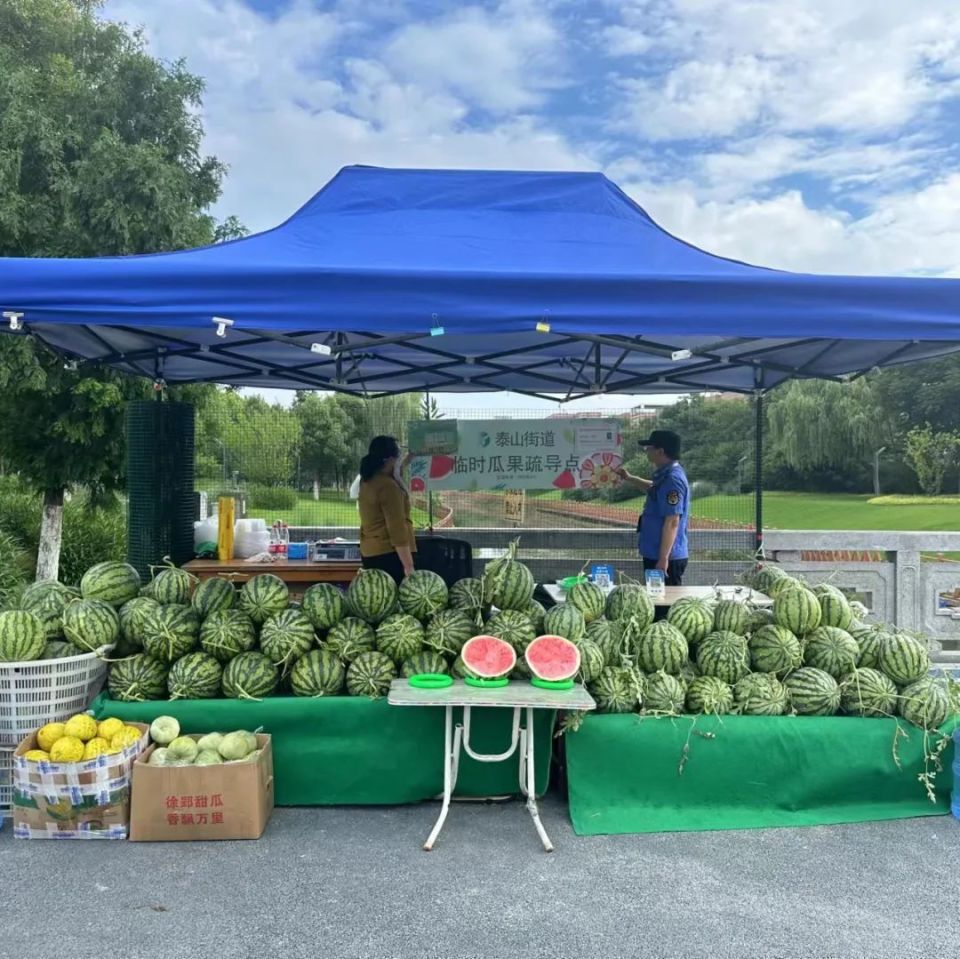 除了水果店,超市能买到又香又甜的西瓜外,新区范围内的临时摊点也可以