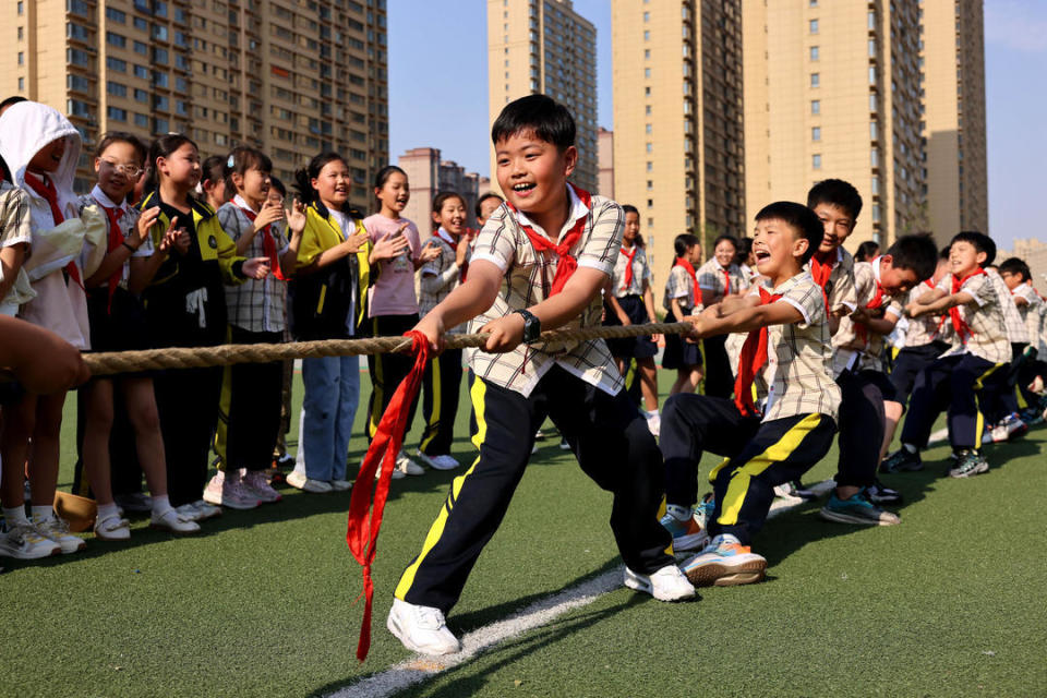 玩趣味游戏喜迎六一国际儿童节;东湖小学的学生在参加跳绳活动,拔河