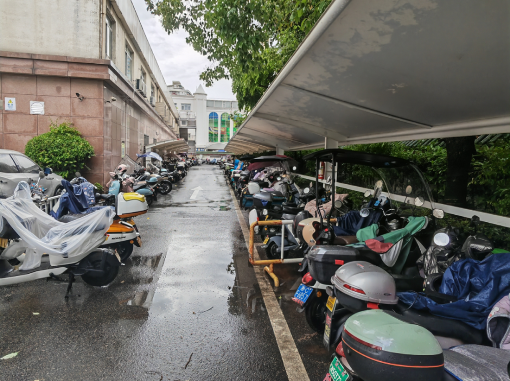 院内户外设有1套充电桩,是本院的电动自行车智能充电设备,支持7辆车