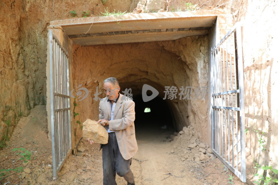 挖洞开路,隧道维护数十年 记者陪"当代愚公"赵成新巡洞的一天
