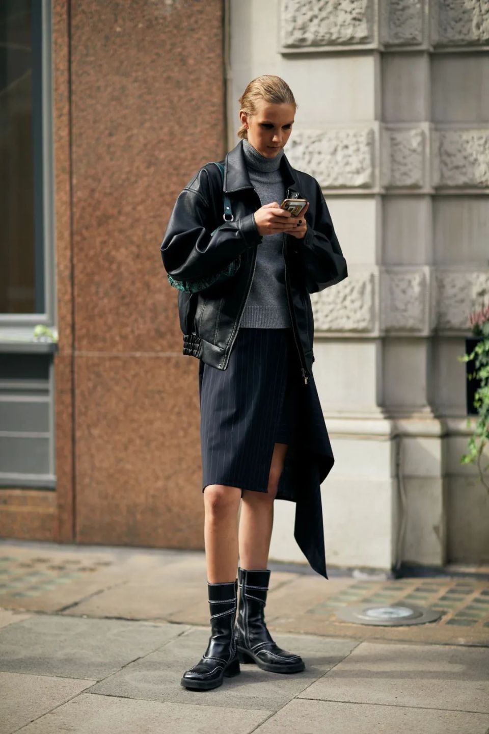 街拍| 时装周场外的皮衣夹克合集_腾讯新闻