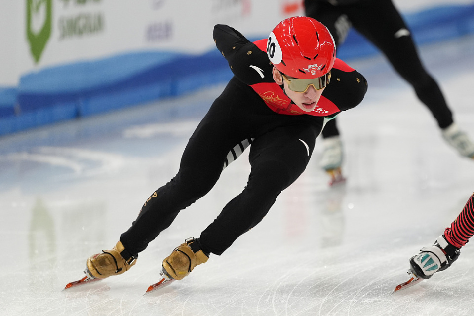 中国短道速滑队亮相鹿特丹:男队由"归化三杰"领衔,女队派年轻新锐试水