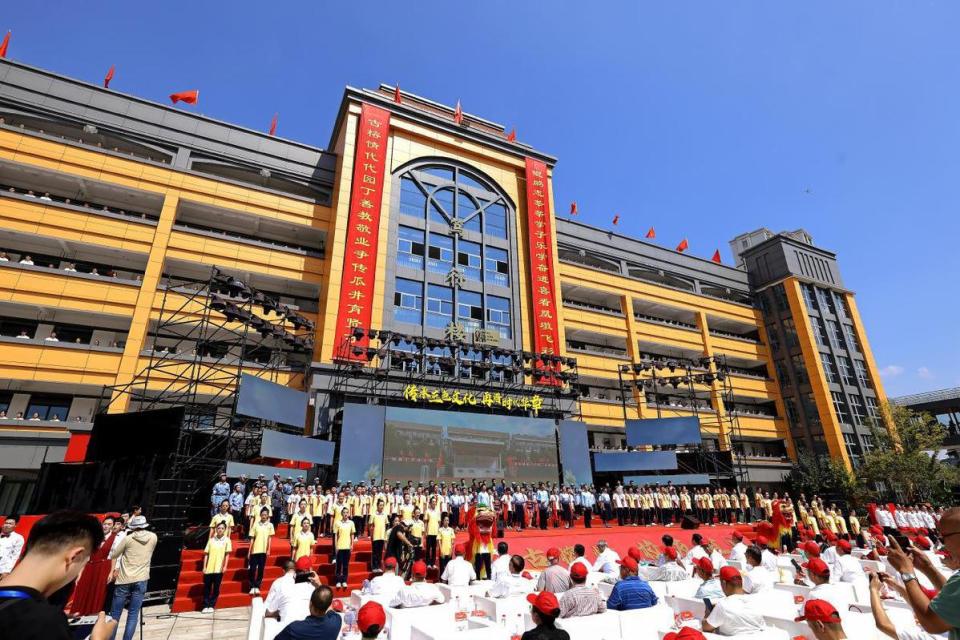 10月2日,福建省连江县第一中学(以下简称连江一中)举办以"传承三色