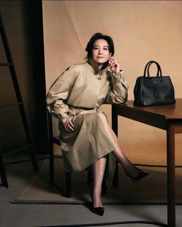 贾玲首次拿下奢侈品代言人,玲值得!穿普拉达的女王这次真的来了