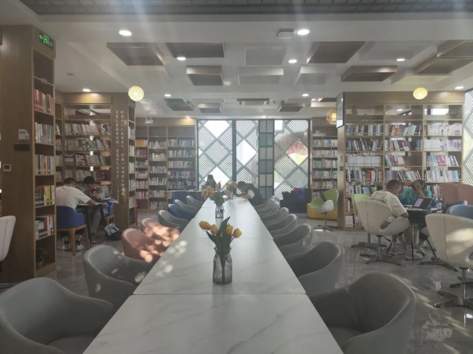 宗棠书屋位于哈密市图书馆院内的豫书房,书屋内设立左宗棠主题书架