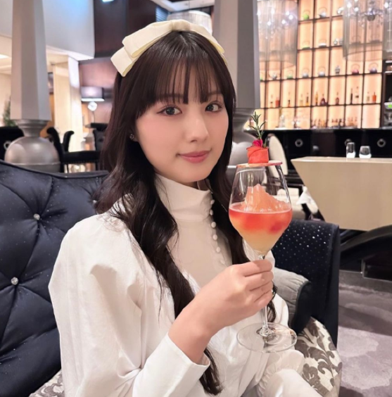 假面骑士drive的女主也有积分相似,伊兹演员算是典型的耐看类型的人设