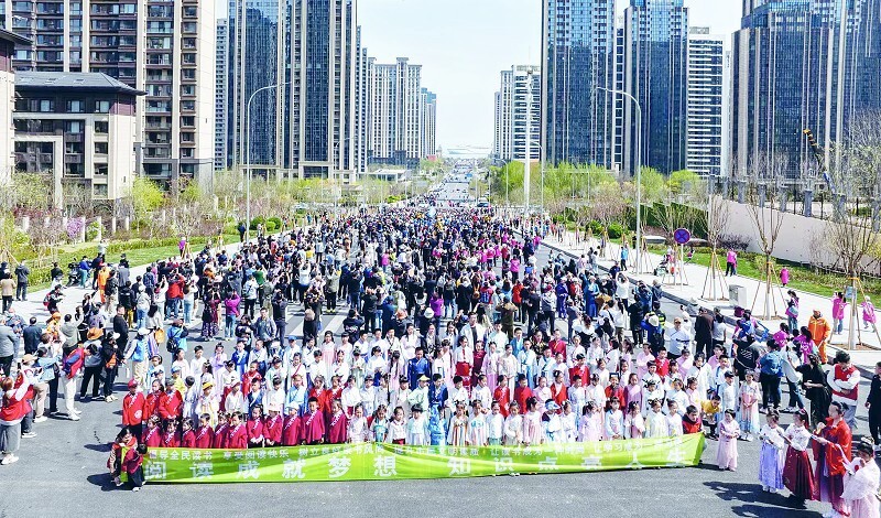 汉服少年诵读经典,两米高机器人跳舞,武术少年大展拳脚……半岛晨报港