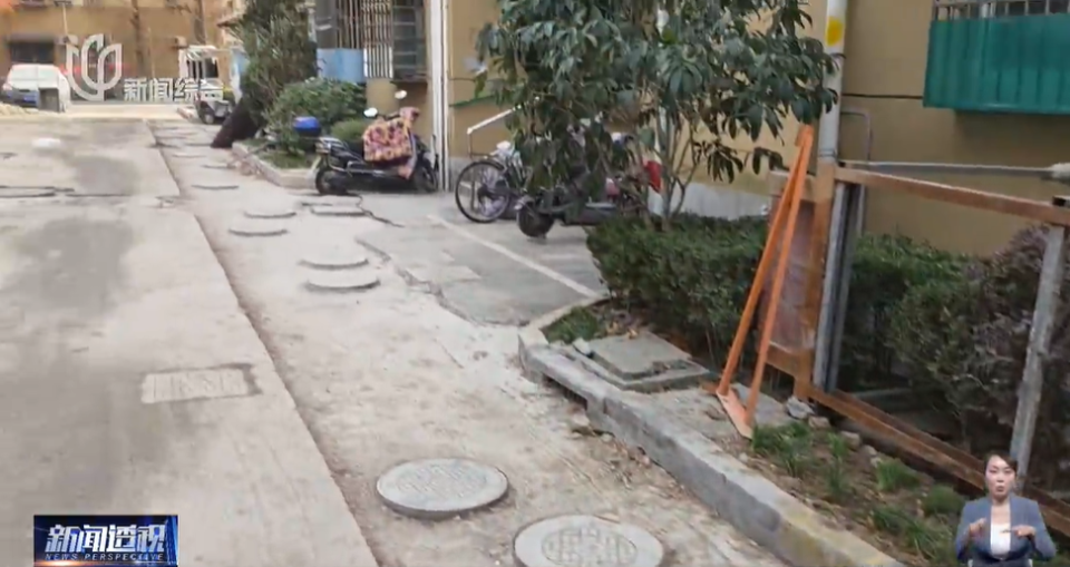 多个上海小区现"井"观房!有人家门口100个,到处都像"贴膏药"