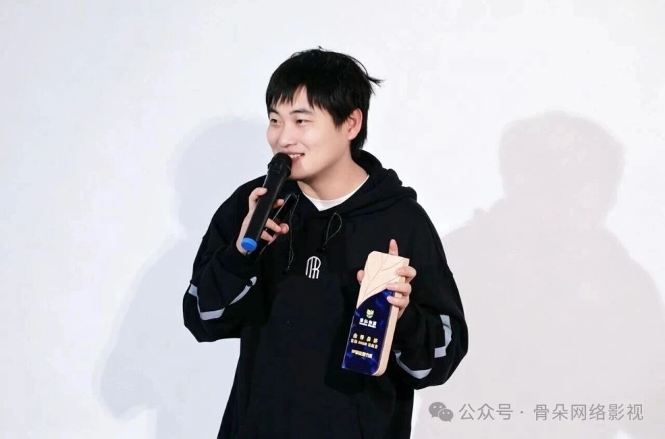 骨朵x长信AIGC训练营学员作品展映 |《终局·白骨生花》_腾讯新闻