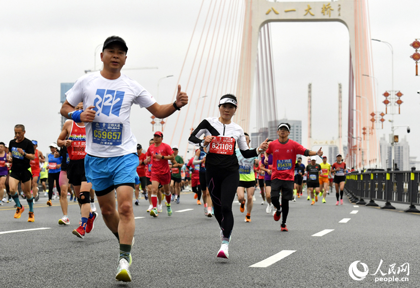 2023南昌马拉松开跑 3万名跑友"丈量"英雄城