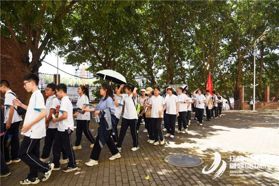 江津中学几江校区学子风华正茂上春山_腾讯新闻