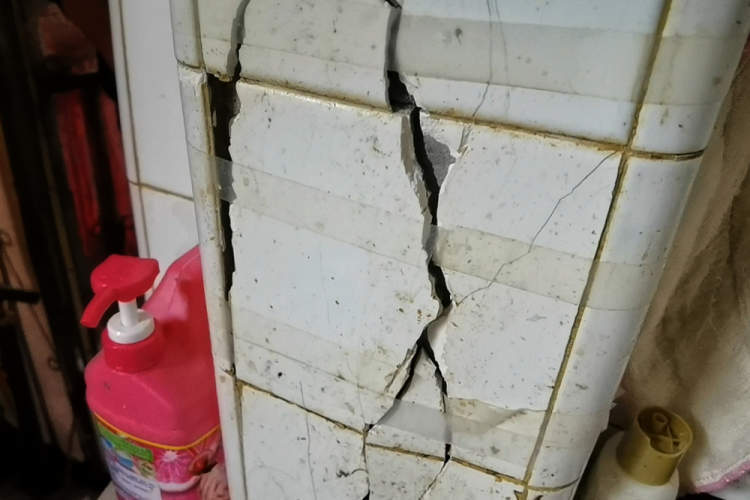 老房加装电梯后家中瓷砖开裂,却被要求自费进行安全检测?_腾讯新闻