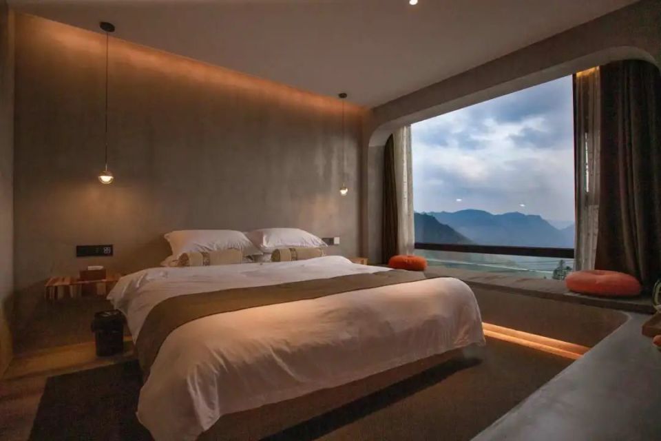 云端民宿房间大多落地窗户,观景位置绝佳,下雨过后还能欣赏到南尖 