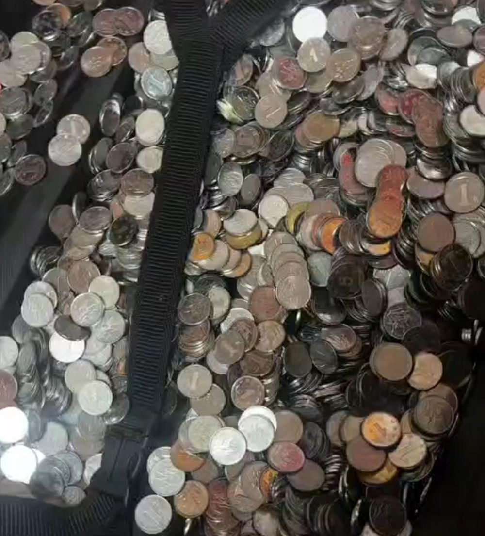 业主因不满物业用650元硬币缴费引关注律师：不合理但合法，若物业捆绑催收则违法-腾讯新闻