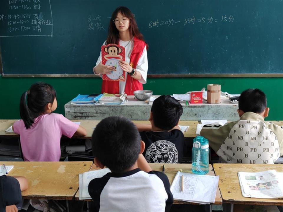 近日,荆州学院信息工程学院"筑梦童心"团队赴河南南阳新野县歪子镇