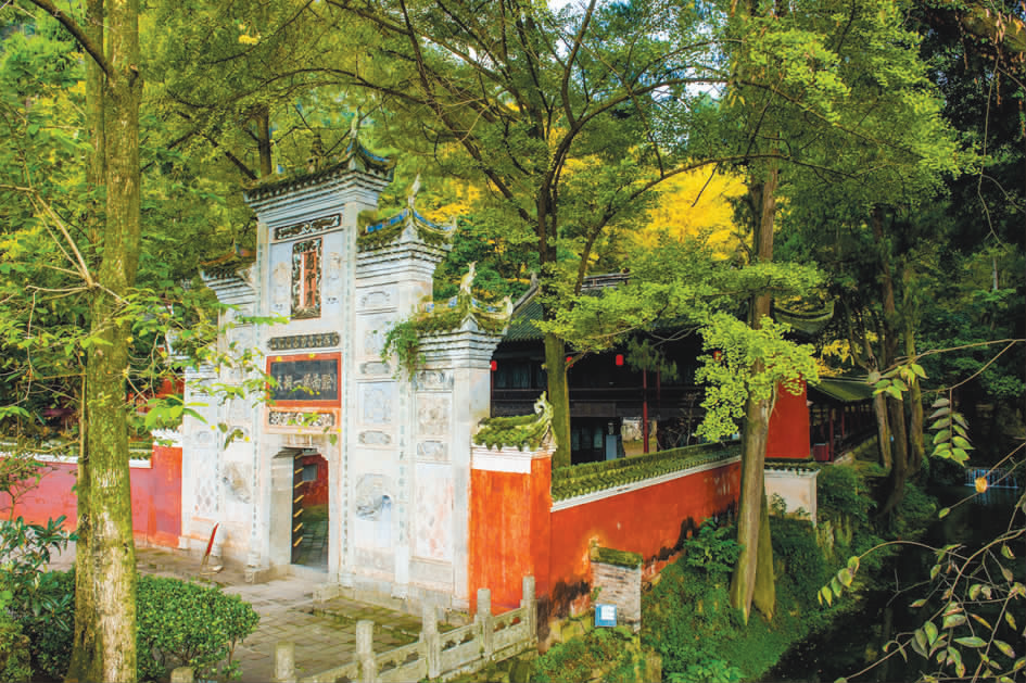 王阳明先生在正德三年过飞云崖时,留下了"天下之山聚于云贵,云贵之秀