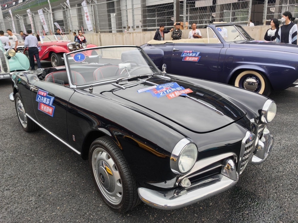 30台老爷车,100台超级跑车穿越郑州街头!_腾讯新闻