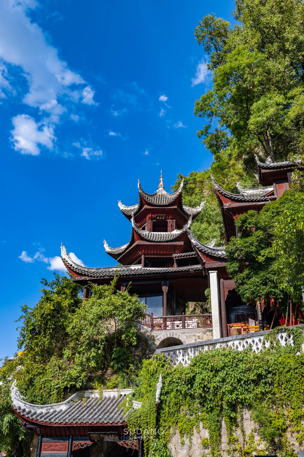 贵州藏着一座罕见建筑,被誉为"中国三大悬空寺"之一,十分壮观