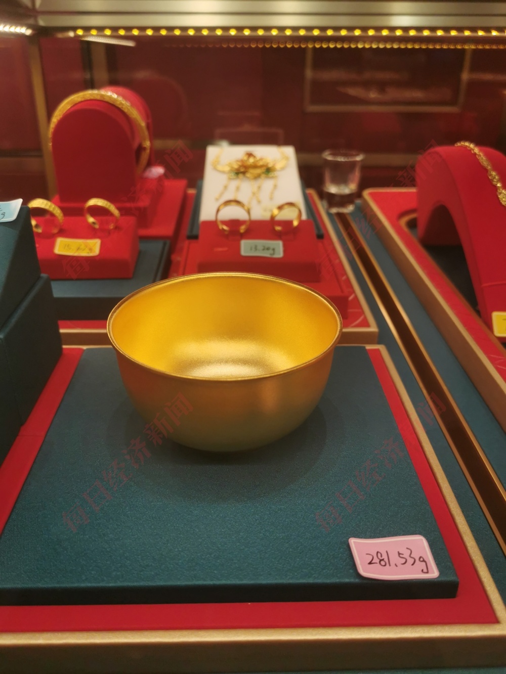 记者实探深圳水贝：有人“买黄金跟不要钱似的”，也有生意人已经“清货”-腾讯新闻