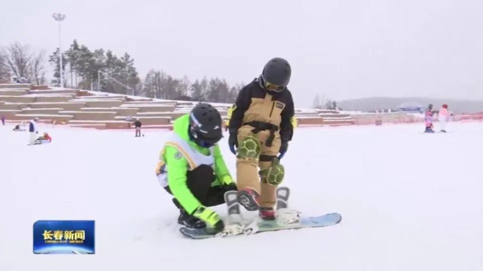 廟香山滑雪學校教練 張德富:這個單板有兩個刃,分為前刃和後刃,咱們這