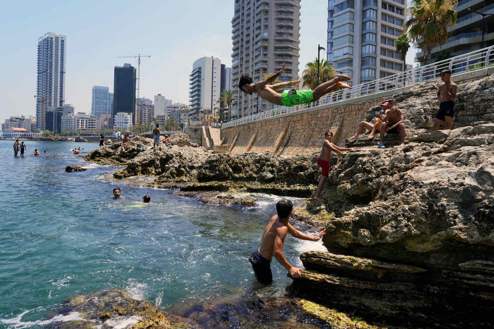 新华社/美联7月23日,人们在黎巴嫩贝鲁特的海滨休闲消暑.新华社/美联