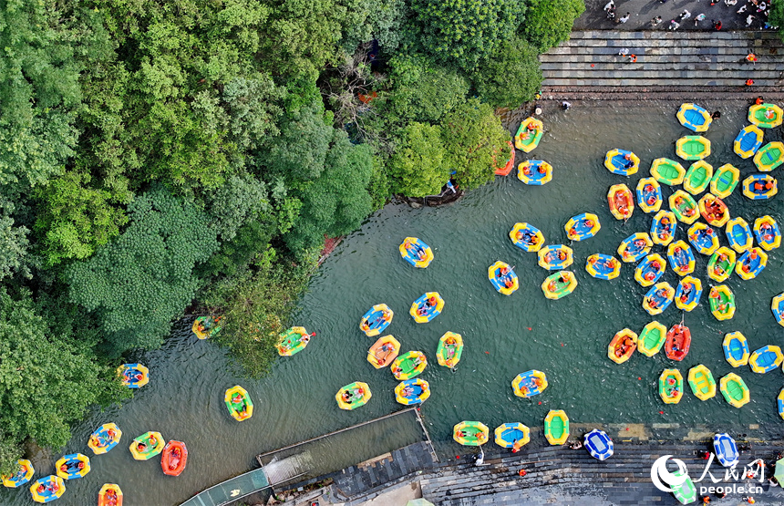 江西资溪:峡谷漂流成暑期旅游热门打卡地
