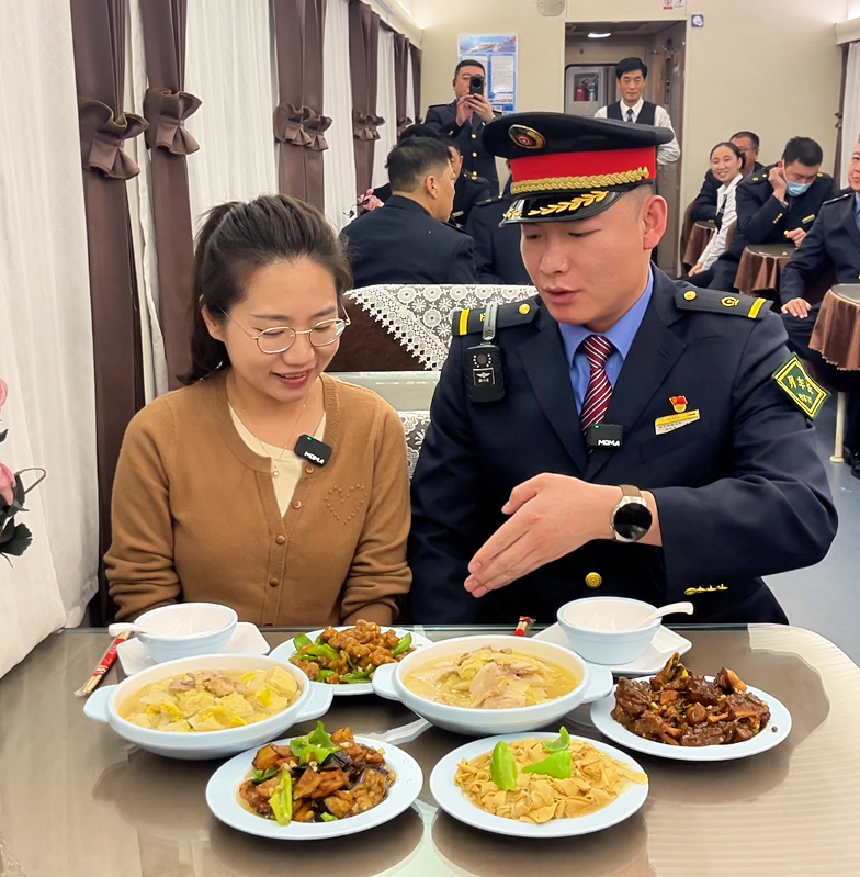 站长图片，熊出没火车站站长图片