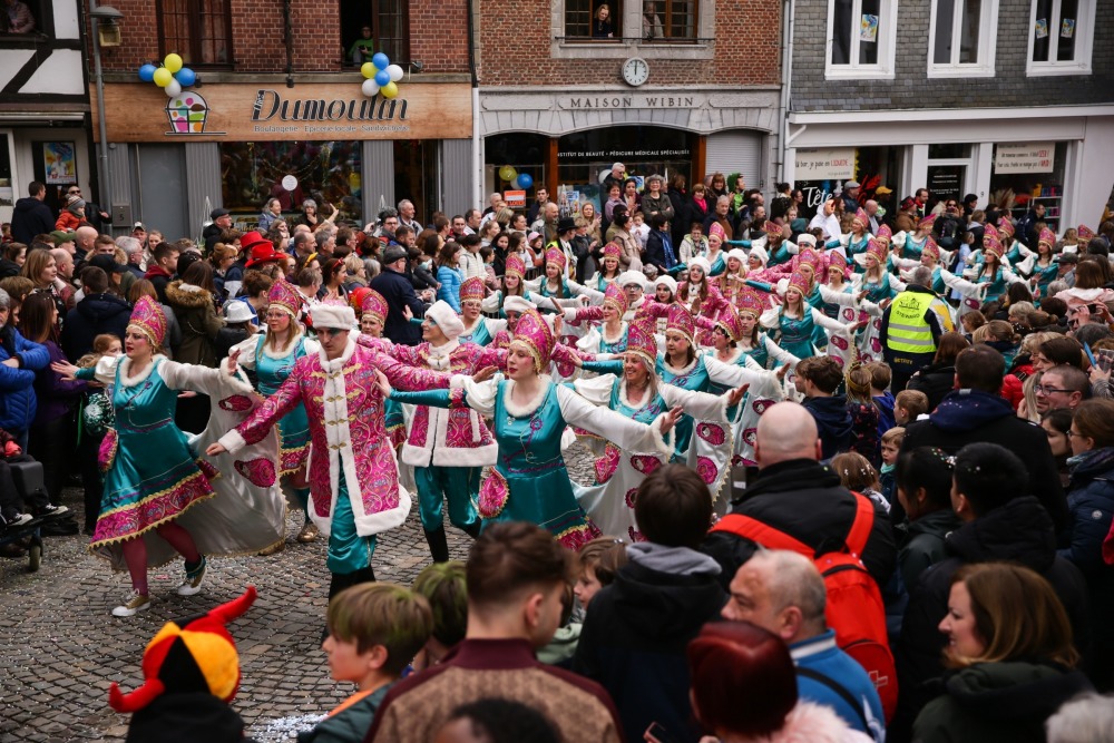 比利时斯塔沃洛狂欢节举办化妆彩车巡游