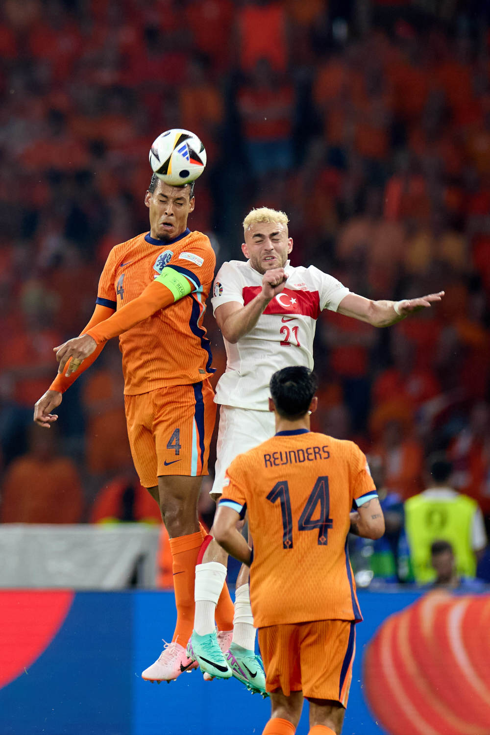 足球——欧锦赛淘汰赛:荷兰队晋级四强(2)