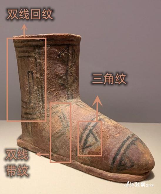 这件彩陶靴虽然材质不是皮毛而是陶土,尺寸也很迷你,仅有成人手掌大小