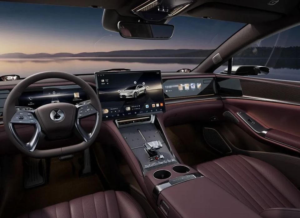 内饰质感达到百万级,这台比亚迪越来越令人期待