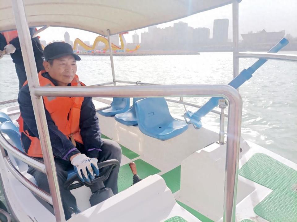 太原汾河景区有支打捞队划着小船守护碧水清波