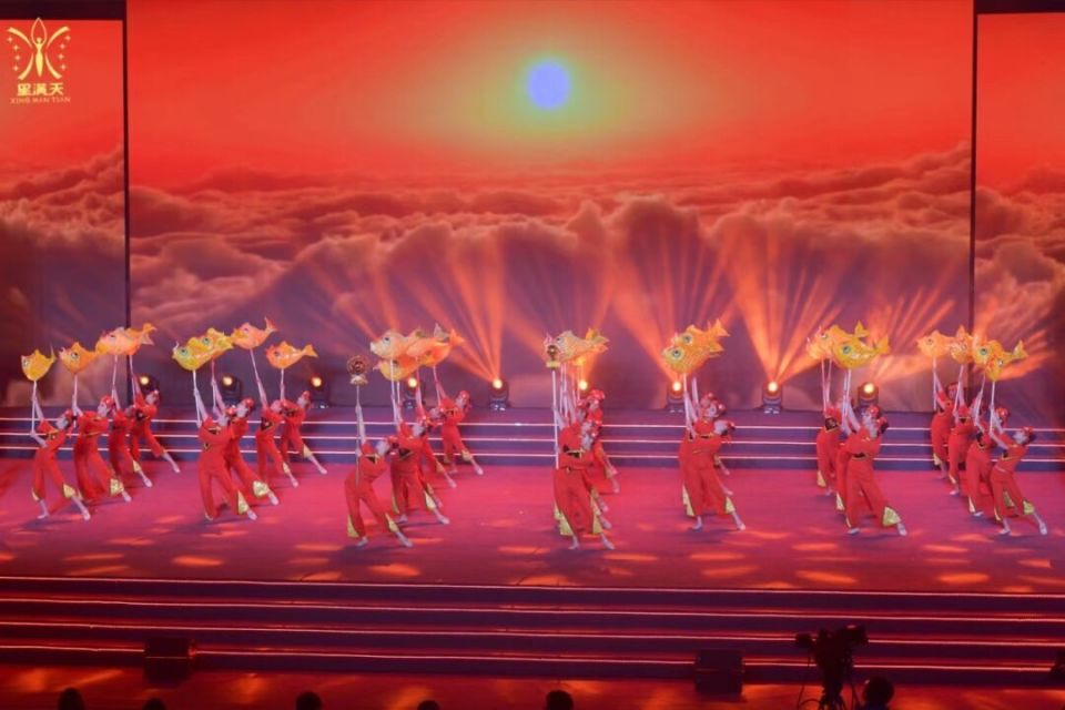 马灯起舞,是人们对美好生活的向往舞龙翻腾,唤醒古老的血脉传承(非遗