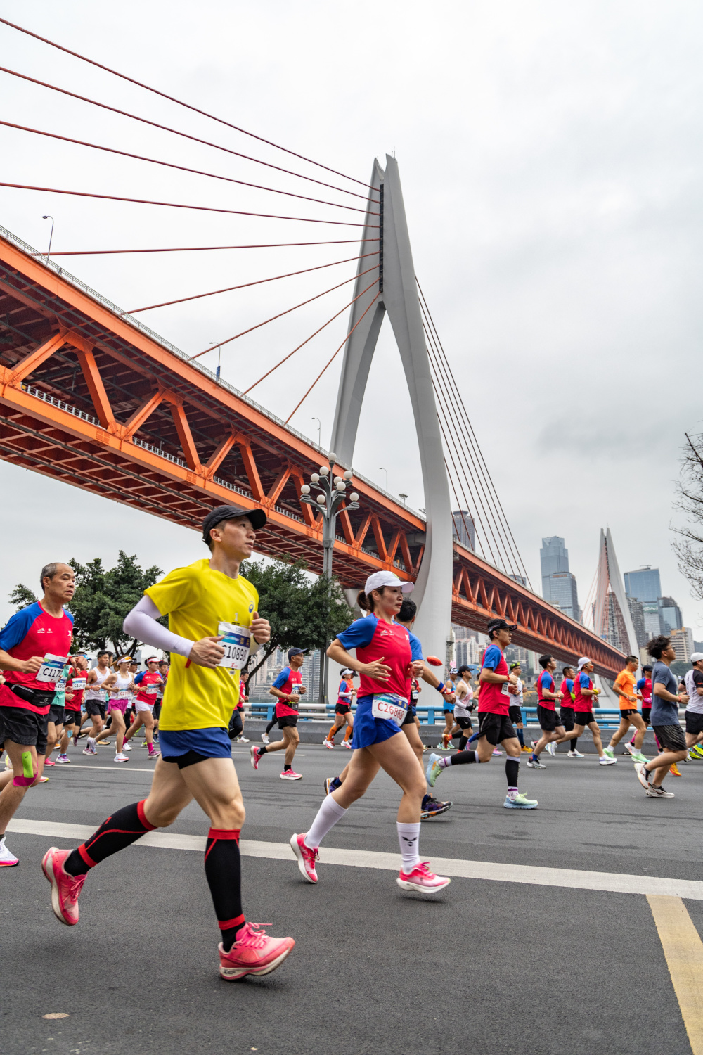 体育2023重庆马拉松鸣枪开跑