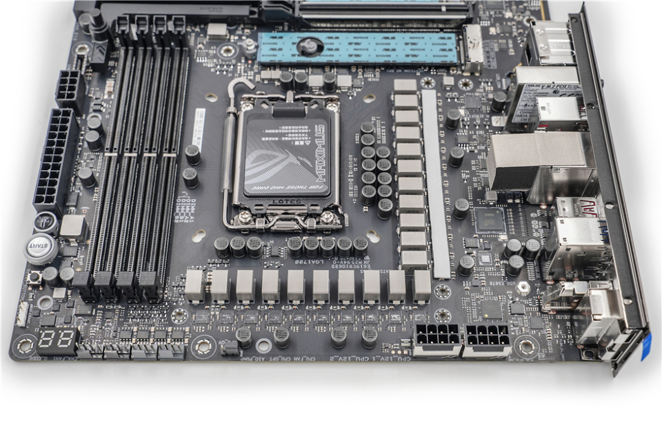 迎广d5机箱 rog maximus z790 dark hero主板 索泰