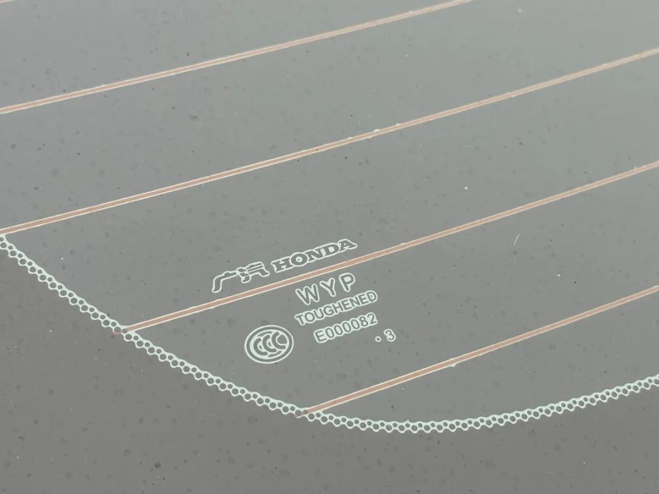 后侧窗是日本旭硝子汽车玻璃公司,后挡风为武汉耀华皮尔金顿安全玻璃