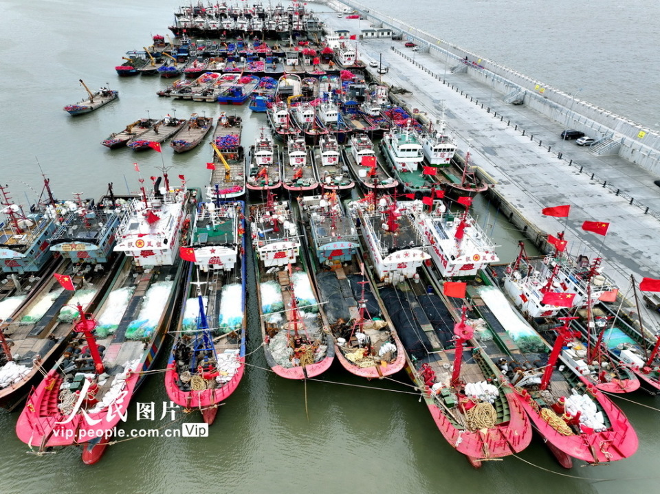 江苏连云港渔船回港避风浪