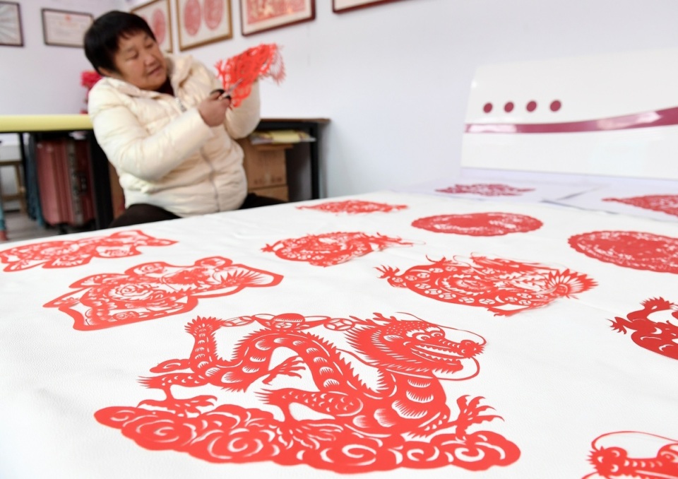 剪纸 The Chinese art of paper cutting_腾讯新闻