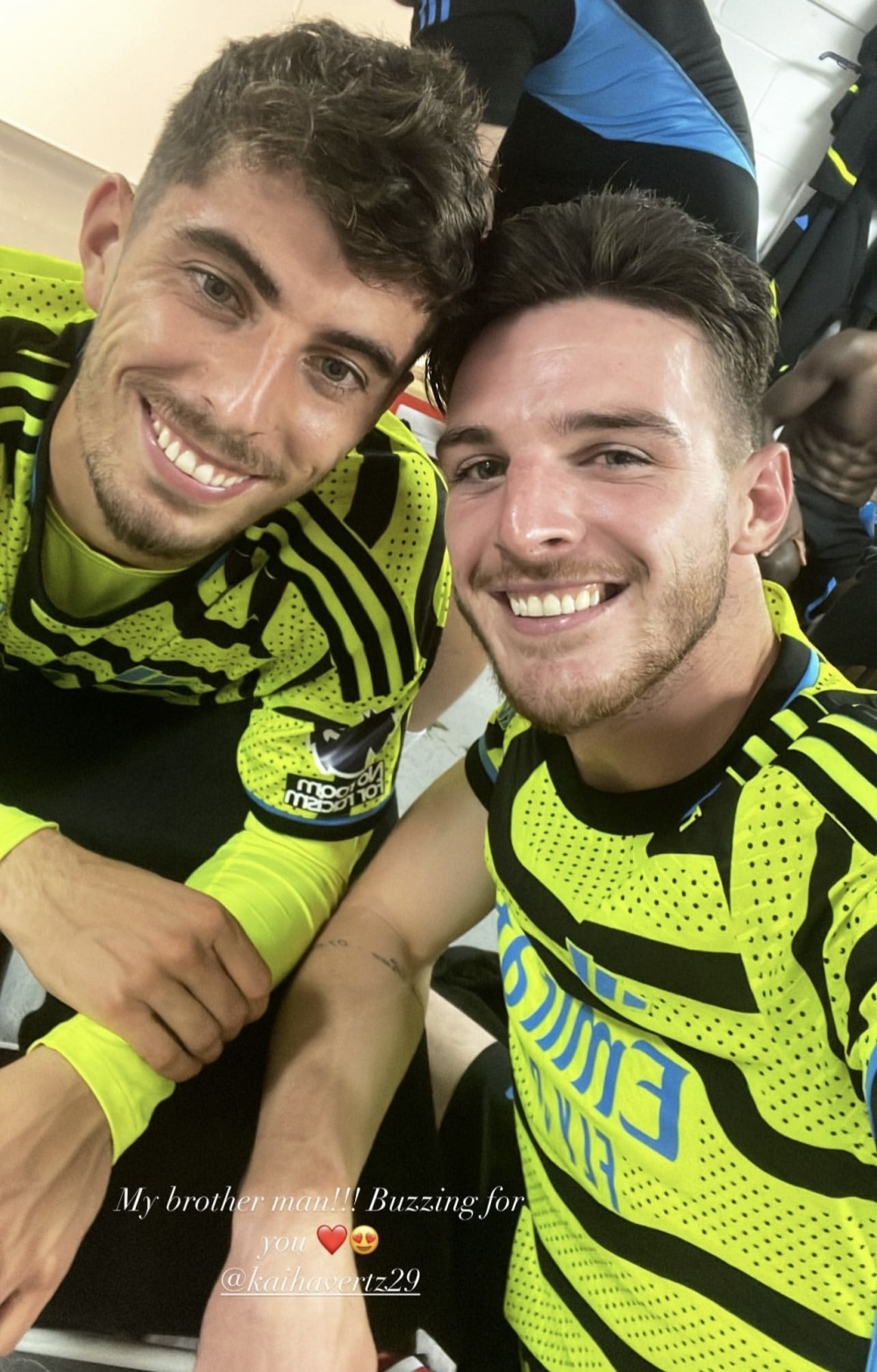 帅赖斯赛后晒出与哈弗茨合照二人面带笑容其乐融融