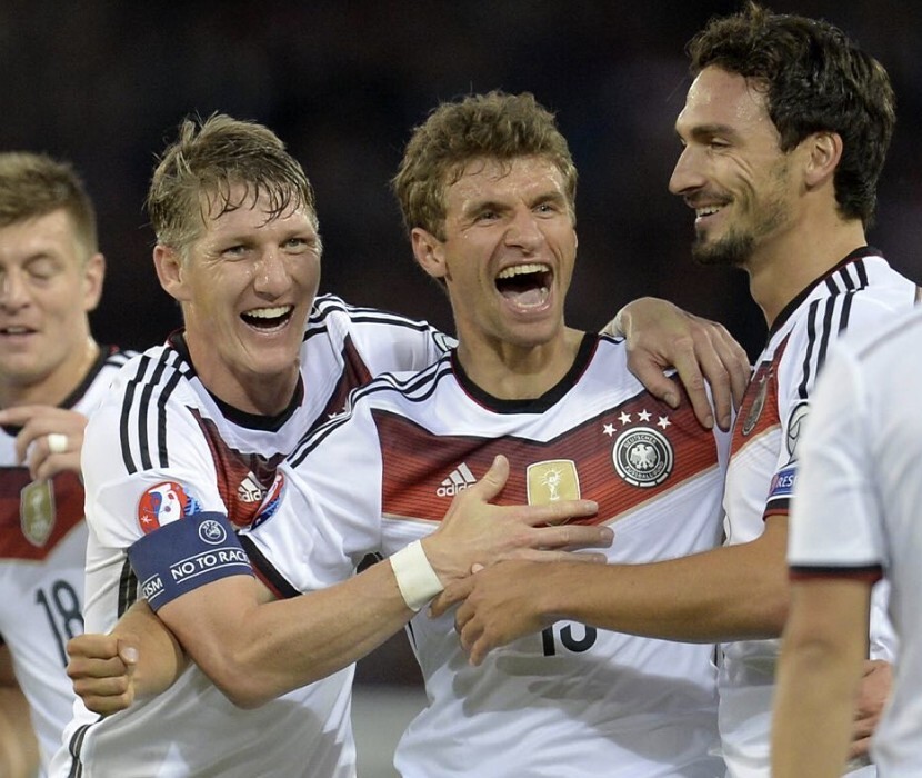 他晒出了自己和穆勒的合照,并写道:亲爱的托马斯,我们和德国队一起